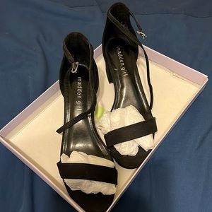 Women’s high heels size 8, black.